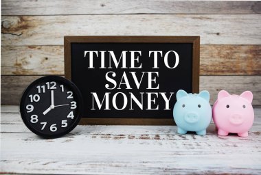 Para mesajını alarm saati ve domuzcuk tasarruflu karatahtaya kaydetme zamanı