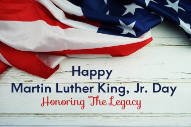 Mutlu Martin Luther King Jr. Günü ahşap arka planda ABD bayrağıyla mesajlaşıyor