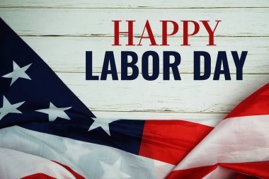 Ahşap zemin üzerinde ABD bayrağıyla Mutlu İşçi Bayramı mesajı