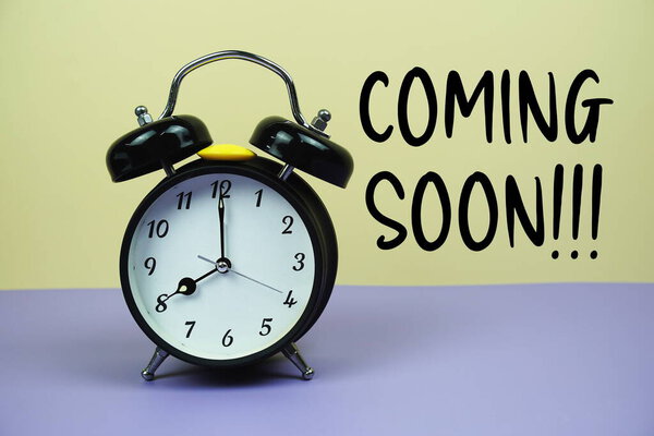 Скоро текст и будильник на желтом и фиолетовом фоне, бизнес-концепция фона