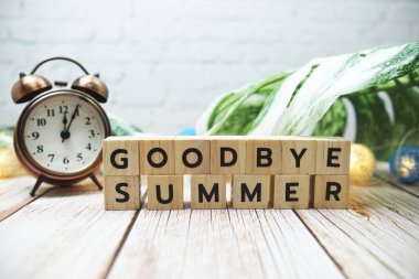 Güle güle. Alarmlı yaz alfabesi harfi ve canavar ahşap arka planda süsleme bırakır.