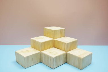 Ahşap kürsü, pembe ve mavi arka planda sergilenecek.