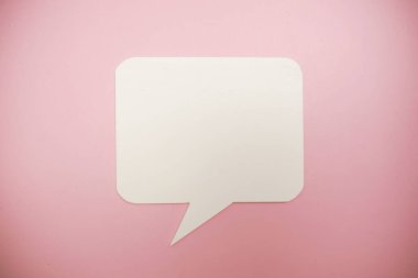 Pembe arka planda konuşma balonu, Sosyal medya pazarlama kavramı