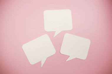 Pembe arka planda konuşma balonu, Sosyal medya pazarlama kavramı