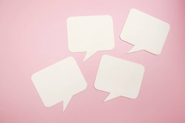 Pembe arka planda konuşma balonu, Sosyal medya pazarlama kavramı