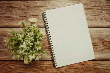 Boş Defter tahta arkaplanda açık