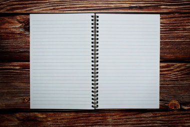 Boş Defter tahta arkaplanda açık