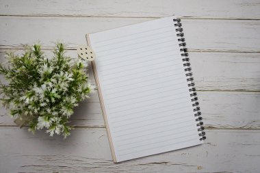 Boş Defterin üst görünümü tahta arkaplanda açık