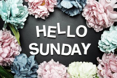 Merhaba Pazar alfabesi harfi. Siyah arka planda çiçek süslemesi var.