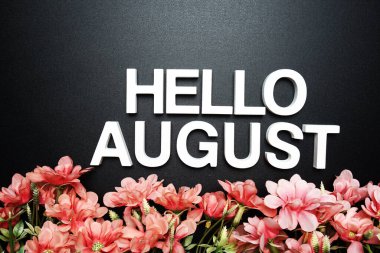 Merhaba ağustos alfabesi harfi ve siyah arka planda çiçek süslemesi