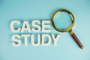 Mavi zemin üzerinde büyüteç bulunan harf çalışma dosyası.