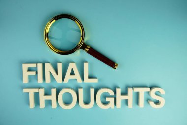 Mavi zemin üzerinde büyüteç olan son düşünceler alfabesi harfleri