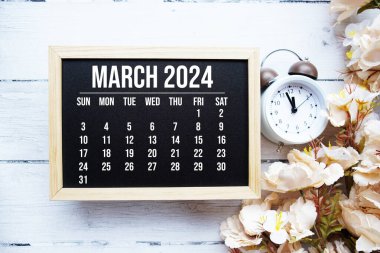 Ahşap arka planda çiçek buketi desenli aylık Mart 2024 takvimi