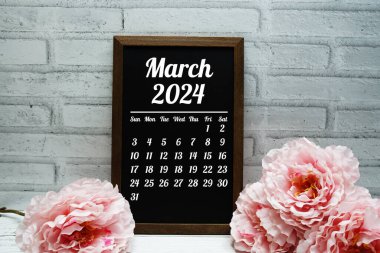 Mart 2024 Aylık takvim planlama ve yönetim için kara tahta üzerinde