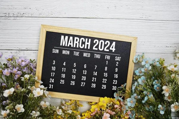 Ahşap arka planda çiçek buketi desenli aylık Mart 2024 takvimi