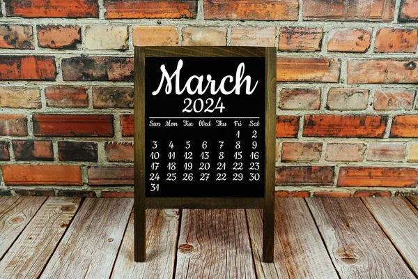 Mart 2024 Aylık takvim planlama ve yönetim için kara tahta üzerinde