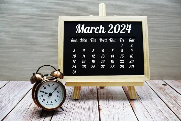 Mart 2024 Aylık takvim planlama ve yönetim için kara tahta üzerinde