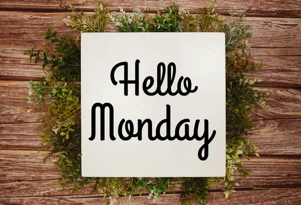 Merhaba Pazartesi mesajı yeşil yapraklı ahşap arka planda