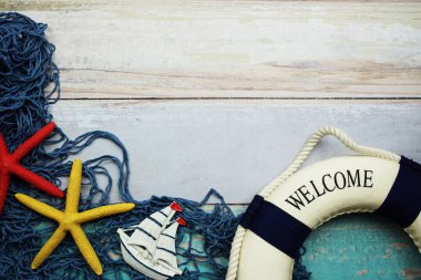 Ahşap arkaplanda denizcilik ve yaz arkaplan görüntüsü