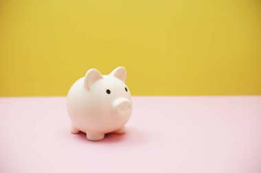 Pembe arka planda uzay kopyası olan kumbara