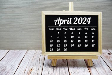 Nisan 2024 aylık takvim planlama ve yönetim için tahtada