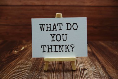 Sen ne düşünüyorsun? Tahta arkaplanda kağıt üzerinde metin