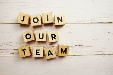 Ahşap arka planda Takımımızın alfabe harflerine katıl