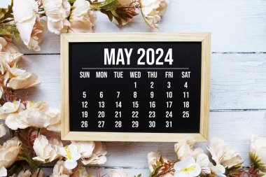 Mayıs 2024 Aylık takvim ahşap arka planda çiçek buketi süslemesi