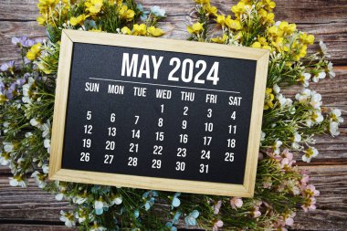Mayıs 2024 Aylık takvim ahşap arka planda çiçek buketi süslemesi