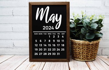 Mayıs 2024 aylık takvim planlama ve yönetim için tahtada