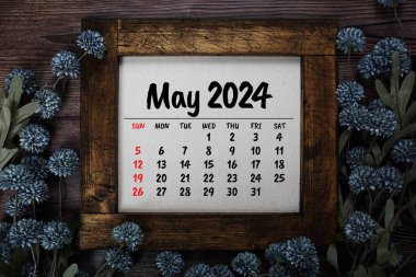 Mayıs 2024 Aylık takvim ahşap arka planda çiçek buketi süslemesi