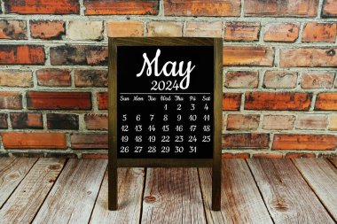 Mayıs 2024 aylık takvim planlama ve yönetim için tahtada