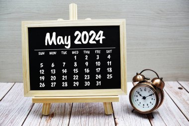 Mayıs 2024 aylık takvim planlama ve yönetim için tahtada