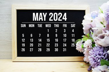 Mayıs 2024 Aylık takvim ahşap arka planda çiçek buketi süslemesi