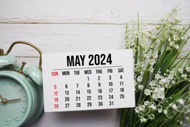 Mayıs 2024 Ahşap zemin üzerinde aylık takvim ve alarm saati