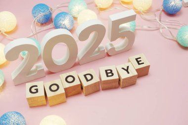 Elveda 2025 alfabe harfleri üzerinde pembe arkaplan olan uzay kopyası