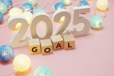 Pembe arka planda 2025 kelime alfabe harfleri
