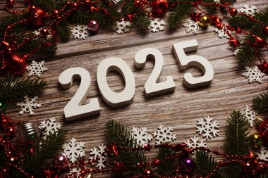 2025 Mutlu Yıllar ve Noel süslemeleri ahşap arka planda