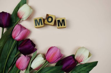 Anneler Günü temanız kutlu olsun. Sarı arka planda anne mektupları ve çiçek süslemeleri.