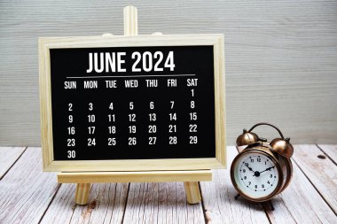 Haziran 2024 Aylık takvim sehpada ahşap arka planda duruyor