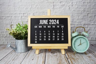 Haziran 2024 Aylık takvim sehpada ahşap arka planda duruyor