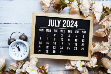 Ahşap arka planda çiçek buketi desenli Temmuz 2024 takvimi