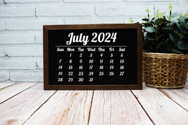 Temmuz 2024 aylık takvim planlama ve yönetim için tahtada