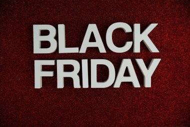 Kırmızı simli arka planda Kara Cuma alfabesi harfleri