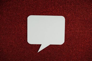Kırmızı simli arkaplanda beyaz konuşma balonu üst görünümü