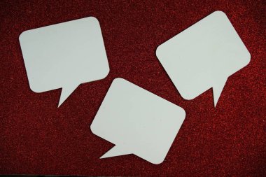 Kırmızı simli arkaplanda beyaz konuşma balonu üst görünümü