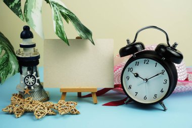 Tahta sehpadaki yazı için kart modeliyle yaz tatili konsepti