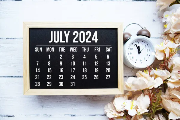 Ahşap arka planda çiçek buketi desenli Temmuz 2024 takvimi