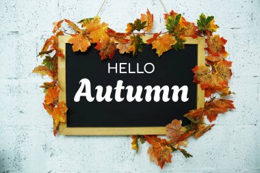 Merhaba, akçaağaç yaprağı süslemeli karatahta sonbahar mesajı
