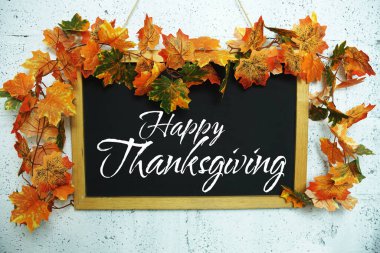 Akçaağaç yaprağı süslemeli Şükran Günü mesajınız kutlu olsun.